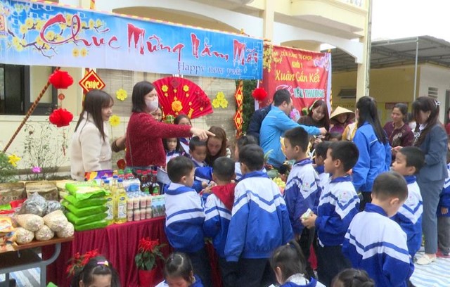 Trường Tiểu học Đức Lâm tổ chức chương trình" Xuân yêu thương "